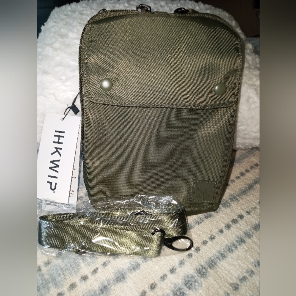 IHKWIP  everyday XL crossbody  nwt